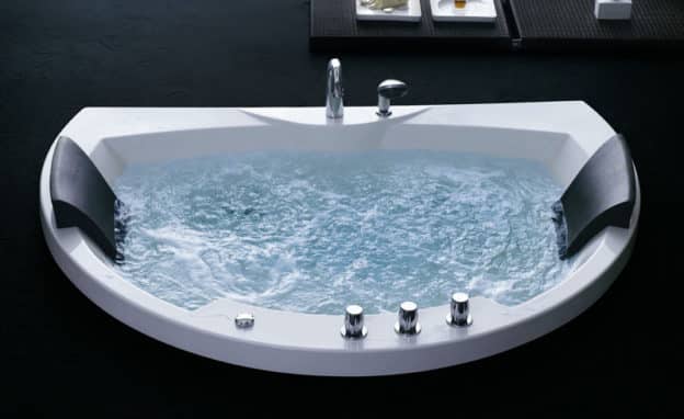 Une baignoire balnéo