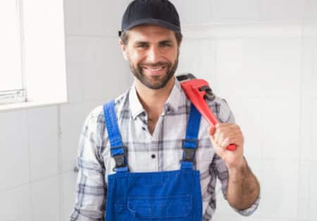 plombier limoges - Artisan avec ses outils