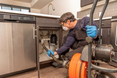 plombier Asnières-sur-Seine - Un plombier utilise son furet électrique