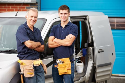 plombier Drancy - deux artisans prennent la pose devant leur camionnette