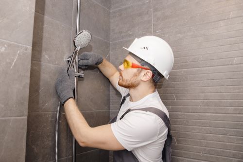 plombier Montreuil - un artisan change un pommeau de douche