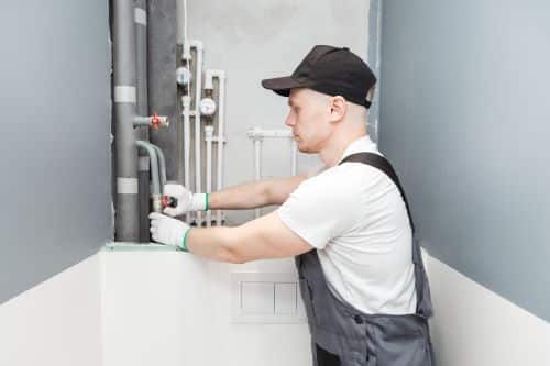 Plombier Tourcoing - L'artisan installe une salle de bains.