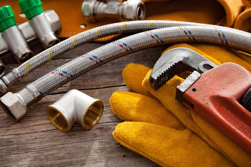 plombier Gagny - des outils de plombiers sur un plan de travail