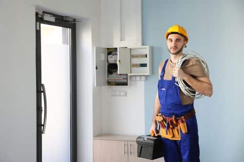 Électricien Tourcoing - Un électricien s'apprête à intervenir sur un tableau électrique.