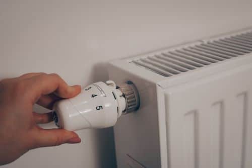 Chauffagiste Créteil - Une personne règle un radiateur.