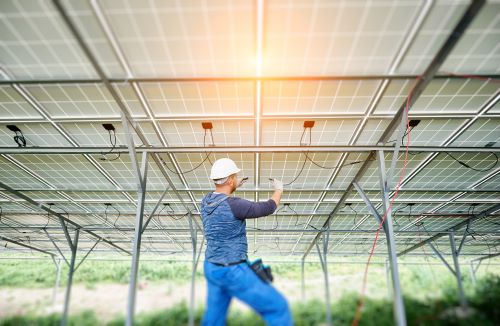 Électricien Besançon - Un électricien installe des panneaux solaires.