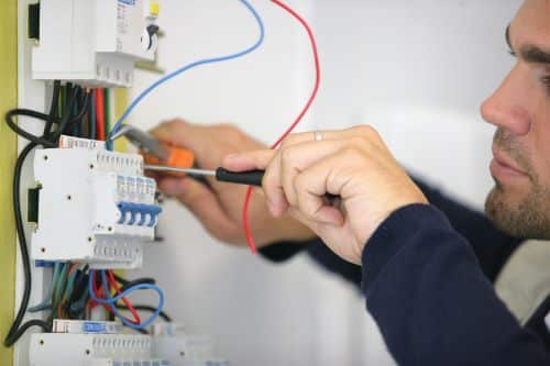 électricien Niort - un artisan intervient sur un tableau électrique