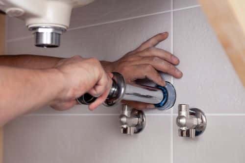 plombier Cormeilles-en-Parisis - un artisan installe un lavabo
