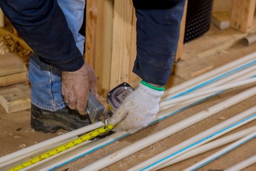 Chauffagiste Niort - Un chauffagiste installe un plancher chauffant