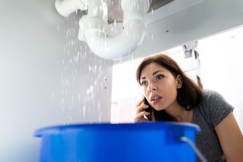 Plombier Marseille - Une femme constate une fuite d'eau