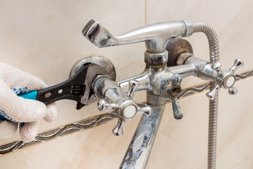 plombier Paris 5 - un artisan remplace une colonne de douche trop ancienne