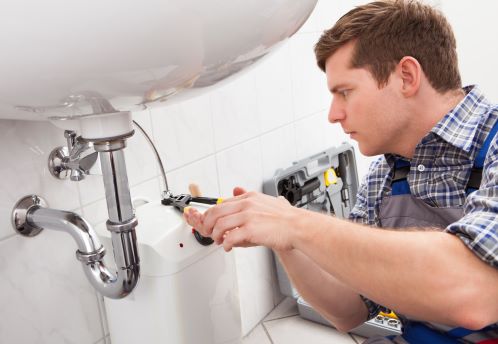 plombier Willems - un artisan répare un lavabo