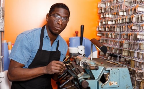 Serrurier Antibes - Un serrurier travaille dans son atelier.