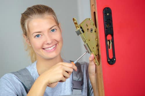 Serrurier Clamart - Un serrurier installe un cadran de porte