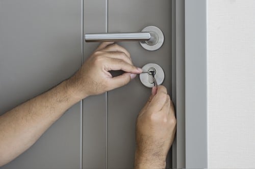 Serrurier Le Havre - Un serrurier installe une serrure de porte
