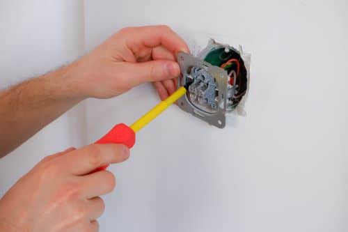 Électricien Bouc-Bel-Air - Un électricien installe une prise