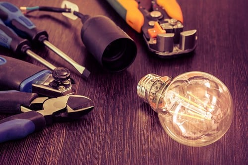 Électricien Douai - Outils et ampoule.