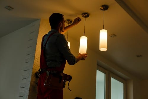 Électricien Haubourdin - Un électricien installe des points lumineux