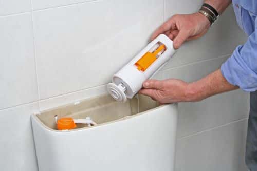 Plombier Nice - Un plombier répare un WC