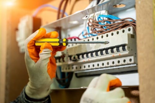 électricien Rognac - un artisan intevient sur un tableau électrique