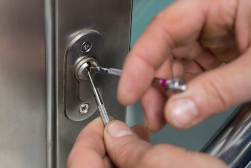 serrurier Seclin - un serrurier crochète une serrure.