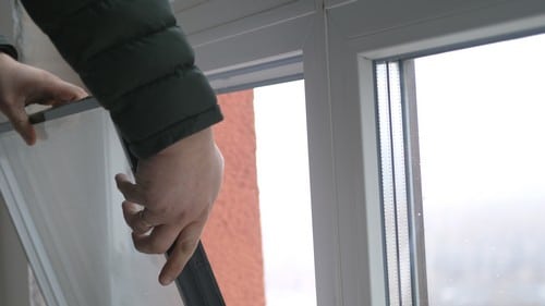 vitrier Cestas - un vitrier installe une vitre.
