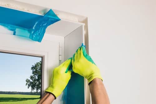 vitrier Libourne - un vitrier installe une fenêtre en PVC
