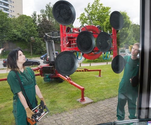 vitrier Loos - deux artisans vitriers installent une baie vitrée
