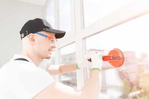 vitrier Marcq-en-Barœul - un technicien installe une fenêtre.