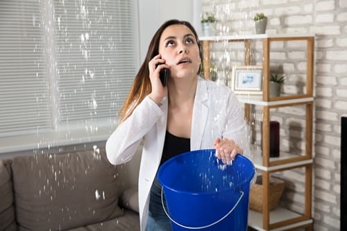 plombier Le Mée-sur-Seine - une femme constate une fuite d'eau