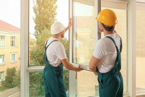 vitrier Fonsorbes - Deux vitriers installent une fenêtre dans une maison.