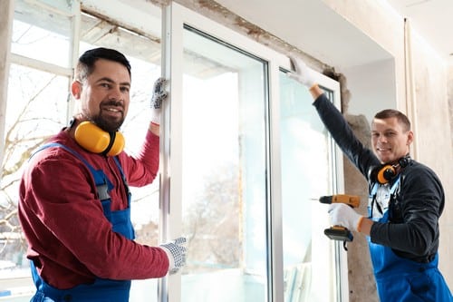 vitrier Saint-Genis-Laval - Deux artisans vitriers installent une baie vitrée.