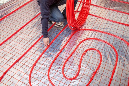 chauffagiste Bagnolet - Un plancher en installant.