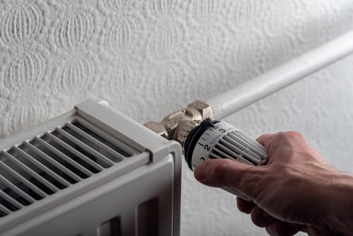 chauffagiste Gagny - un homme règle la température de son radiateur