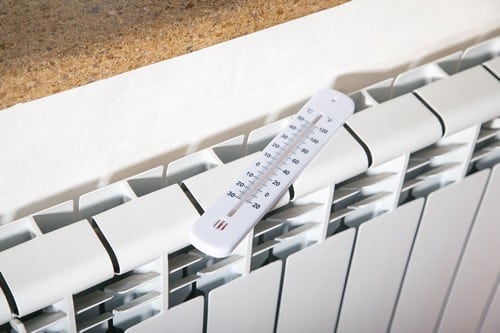 chauffagiste Palaiseau - Prise de température d'un radiateur
