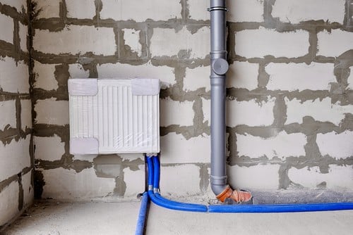 chauffagiste Vélizy-Villacoublay - Un radiateur en mise en place