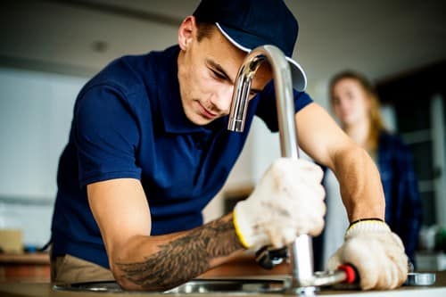 plombier Mougins - un artisan intervient sur un évier