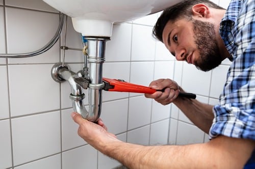 plombier Sedan - un artisan intervient sur un lavabo