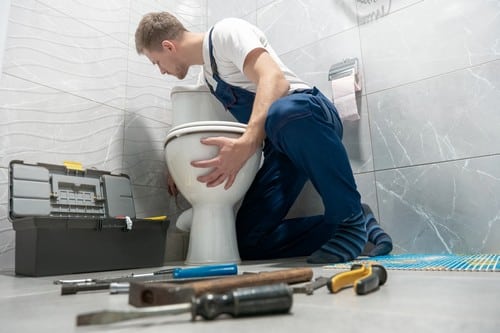 sous-traitance plomberie : un artisan partenaire au travail