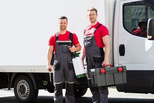 plombier Verdun - deux artisans devant leur camion