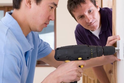 électricien Bezons - les bons artisans - électricien avec perceuse
