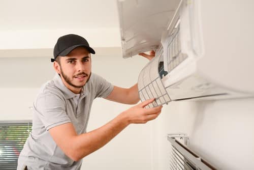 électricien Bruay-la-Buissière - les bons artisans - électricien qui répare une clime