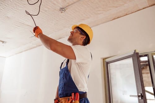 électricien Guyancourt - Installation d'une lampe par un électricien