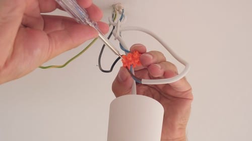 électricien La Celle-Saint-Cloud - Un électricien met en place un élément électrique