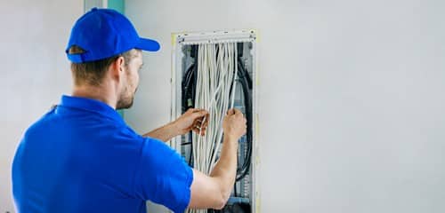 électricien Laon - Un électricien s'occupe de fils conducteurs d'électricité