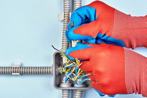 électricien Longjumeau - Préparation d'une prise électrique par un électricien