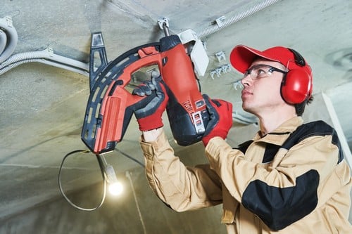electricien draguignan- les bons artisans-electricien qui fait une intervention au plafond
