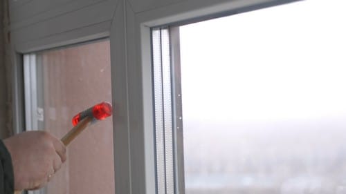 vitrier Bourgoin-Jallieu - Installation d'une vitre par un vitrier