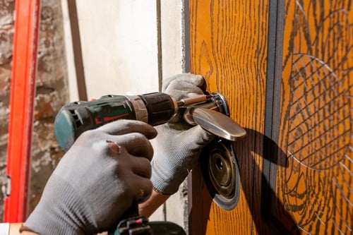 Serrurier Les Lilas - les bons artisans - intervention avec une visseuse perceuse