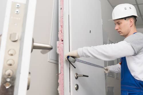 Serrurier Montgeron - les bons artisans - serrurier qui prend des mesures